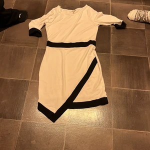 Fin klänning - Säljer denna jätte fina klänningen pga att den ej kommer till användning❤️.