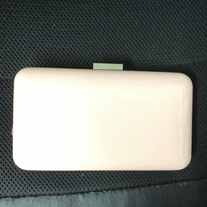 Nude kuvertvsäka  - Använde denna på studenten för er sedan och den har en liten defekt på ovansidan men syns ej så mycket. Den rymmer det man behöver som plånbok, nycklar en kanske en mobil. Till den följer en kedja om man vill använda den som axelremsväska