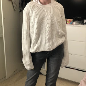 Snygg stickad sweatshirt - Säljer den pga att pga att den ej kommer till användning. Har inga defekter.Köp direkt för 300.