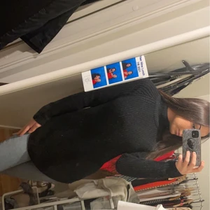 Stickad tröja - Hej! Jag säljet denna långs stickade tröja från Ginatricot. Den är i bra skick inte använd så många gånger