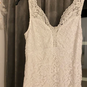 Vit klänning - En fin vit klänning i perfekt till studenten eller annat tillfälle, fint skick! 