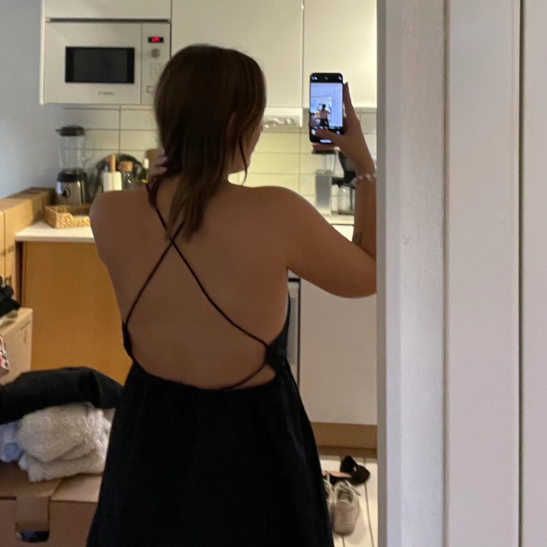 Svart klänning med öppen rygg - 90