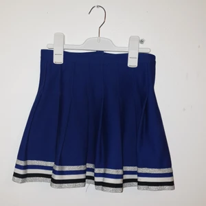 cheerleaderkjol - Säljer min ascoola cheerleaderkjol som är köpt på Beyond retro. Det står ingen storlek i men jag gissar på att den är i XS möjligt vis att S skulle fungera också, fråga så skickar jag mått.