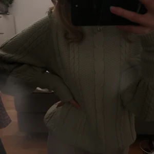 Grön stickad tröja - Säljer en fin grön stickad tröja från NA-KD. Den är jätte skön och lite större i modellen. Aldrig använd. 💚