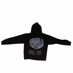 Hov1 hoodie - Väldigt unik eftersom den endast såldes på konserterna. Från första touren med första albumet ”Gudarna på Västerbron” tour 2018. Minimalt hål i armhålan som inte syns vid användning. Bra skick.