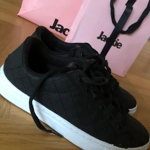 Sneakers storlek 37 - Säljer dessa snygga sneakers i storlek 37, köpa från Nelly tidigare. Endast använda en gång, som nya.