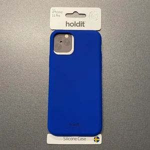 Mobilskal IPhone 11 Pro  - Ett mobilskal för en IPhone 11 Pro. Från Holdit i färgen Royal Blue. Aldrig använt pågrund av att jag köpte fel modell. Säljer för 100kr + gratis frakt.