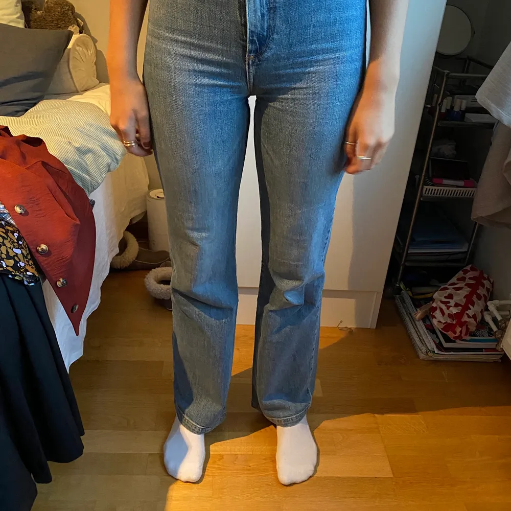 Blå raka jeans från märket Wera. Perfekta vardagsbyxor som passar till allt! Storlek 36 men närmre 34 än 38. Jeans & Byxor.
