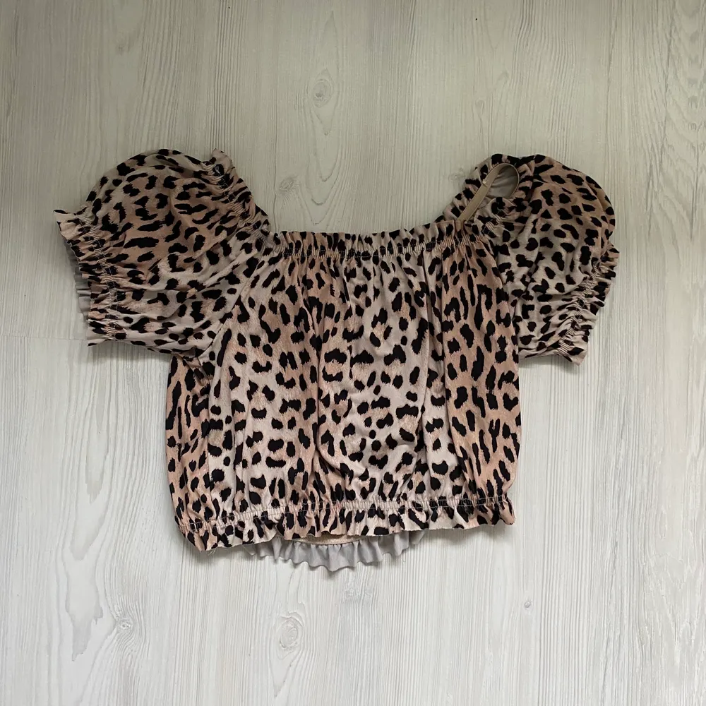 En jättefin leopard off shoulder topp💓 använd en hel del för något år sedan, säljer då de inte är min stil längre. Är i storlek L men skulle säga att den passar en XS/S. Kom privat för fler bilder eller mer info 💓. Toppar.