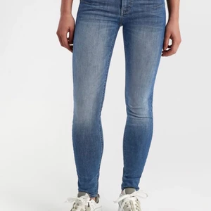 Slim jeans fit strl 170 - Mörk blåa skinny jeans som går över navlen och är slitna i slutet av jeansen andvänt några gånger som jag säljer för att tycker de inte riktigt passar mig perfekt 