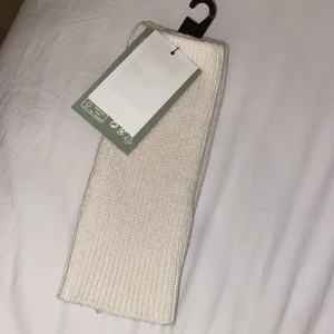 Torgvantar hm - Vita torgvantar från hm, aldrig använda slm ni ser, säljer om jag får bra bud annars behåller jag dem!