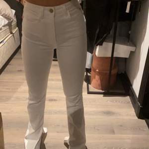 Vita jeans med slits från Zara, sitter jätte bra och är långa😍, väldigt bra skick på jeansen, köpt för 350kr men säljer för 220kr + frakt eller buda!