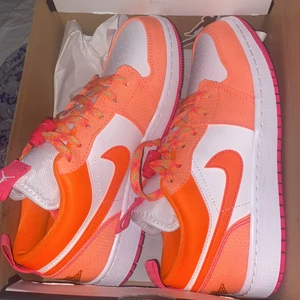 Jordans  - TAR INTE EMOT BYTEN! Säljer mina jordans i storlek 38. Äkta med box! Aldrig använda för tycker inte dom passar min stil. Svåra att få tag på,  1500:-