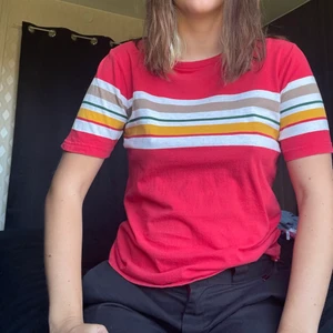 T-shirt - Liten i storleken. Tröjan är XS och passar på mig som är S/M