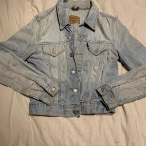 Jeans jacka  - Säljer då den ej används. Bra skick förutom fläckar har dock inte testat tvätta den. Köparen står för frakt