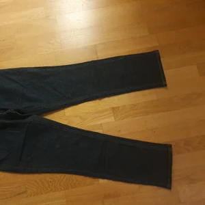Knappt använda Tommy hilfiger jeans - Blåa knappt använda tommy hilfiger jeans. Spirit skinny. Stolek 6S. OBS amrikans stolek då dom är inköpta i USA! Köparen står för frakten.