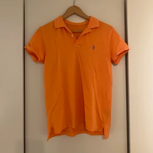 RALPH LAUREN PIKÉ - Köpt på beyond retro ( second hand) därav kan jag inte garantera att den är äkta. Står även inte storlek men är ganska stor på mig som bär S. Skriv för bilder med den på💖