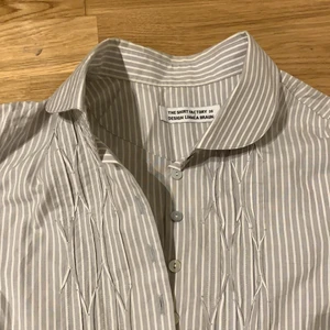 Skjorta - Super fin figursydd skjorta med detaljer, Köpt på second hand, Används sällan, kontakta om mer info!🥰