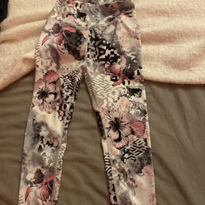 byxor  - den är helt ny från stadium jag köpte den för 150kr men säljer den för 50kr