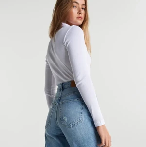 90s high waist jeans i storlek 34 - köpte dessa jeans i april 2021 och använt dom ett fåtal gånger sedan dess, skickat är bra och dom sitter som på bilden. de börjar tyvärr bli för små så jag tänker att någon annan liten själ kanske vill köpa dom (FRAKTEN ÄR INKLUDERAD I PRISET)