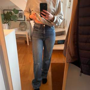 Mörkblå zara straight full length jeans. Storlek 34 (långa på mig, är 165cm). I jättebra skick förutom lappen som lossnat lite (se bild 3).