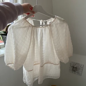 Vit blus från H&M - Säljer en vit blus från H&M då den är för stor för mig tyvärr. Strl 38 men skulle säga att den är mer som en strl 40/42. Endast provad så aldrig använd🤍