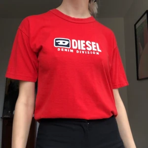 Röd t-shirt från Diesel - Röd t-shirt från Diesel. köpt på 2nd hand men inte använt så mkt. fint skick. 