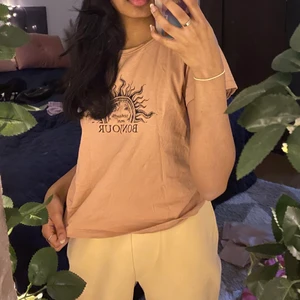 T-Shirt från Bikbok - Säljer denna t-shirten från bikbok som jag aldrig använder. Den är i storlek S men skulle nog också passa som xs. Den är helt fläckfri och har en liten halvsol på sig. 