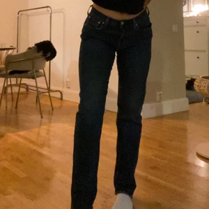 Levis jeans - Säljer dessa as snygga Levis jeans som är köpta på herravdelningen, dom är lågmidjade o sitter perfa på inga defekter eller liknande på jeansen