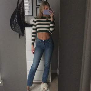 Mellanblå jeans från Cubus i storlek XS. Bra skick, trendig modell, snygg passform och stretchigt material. De ska vara mid rise men jag uppfattar dem mer low waisted. Jag är 1,72 och de går till anklarna på mig☺️