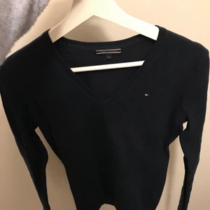 Långärmad Tommy hilfiger tröja - Säljer en långärmad, v-ringat Tommy hilfiger i storlek xs som även passar en s. Den är mörkblå med logga vid v-ringningen💙