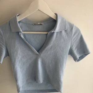 Ljusblå zara topp - Hej, jag säljer en jättefin ljusblå topp från Zara. Bara använt några fåtal gånger❤️säljer den för 70kr+frakt
