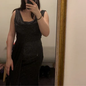 Lång aftonklänning strl 38 - Den är mindre i storleken. Själv har jag alltid strl 36 men denna är 38 och passar bra. Ni står för fraktkostnaden (66 kr). 200+ 66= 266kr. Ni swishar när innan jag skickar iväg leveransen. 