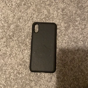 Mobilskal  - Ett helt vanliga svart mobilskal till iPhone xs. Tror det är från ideal of sweden men inte säker. Pris: 30, fri frakt🖤
