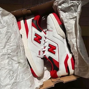 New balance 550 Red - New balance 550 Red  Tillgänglig i storlekar⬇️  • 36-45  • Pris: 1999kr  • Helt nya   • Vi nås genom dm för eventuella frågor eller funderingar!  #erisneakers 