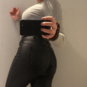 Snygga skinn byxor  - Super fina skinn byxor storlek xs säljer på grund av att dom inte kommer till användning längre 💕 köpare får stå för frackt 💕