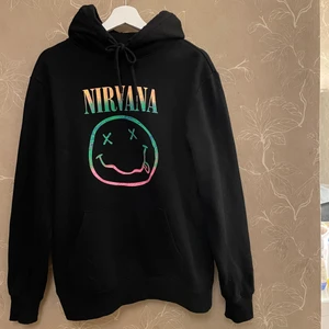 Nirvana hoodie - Nirvana hoodie köpt på killavdelningen. Passar på mig som är ca 170 cm lång. Säljer då den inte kommer till användning :)