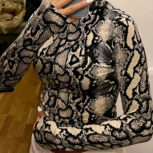 Orm tröja  - Orm mönstrad tröja från Gina Tricot i storlek XS men passar även S då den är stretchig! Säljer då den inte faller mig i smaken längre och ej används. Endast använd ca två gånger💕  Bild tagen av min lillasyster🧸🤎