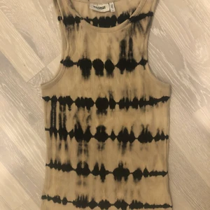 Weekday linne tiedye  - Ett skit fint linne i tiedye från Weekday i str S!! Pris kan diskuteras😌