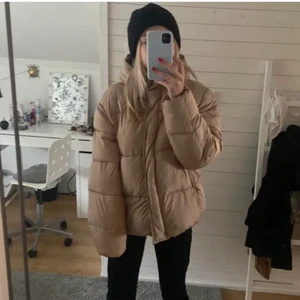 Vinterjacka  - Helt oanvänd, jätte mysig vinterjacka💕, kom privat för mer information elr bilder 