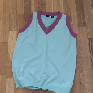 Väst - Aldrig använd, finare färg i verkligheten. Storleken är oversized så passar mig som har S/M