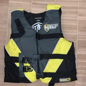 Hyperlite flytväst  - Hyperlite flytväst för ungdom, 23-41 kg. Anpasssd för vattensporter.