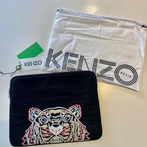 Kenzo datafodral - Säljer nu mitt super snygga data fodral från kenzo, det kommer tyvärr inte till användning längde. Är i mycket fint skick, dust bag medföljer samt tags. Mått: 33x25 cm! Fodralet är i vanligt tyg med vaddering innuti för att skydda din dator! Köpt för 1200kr, säljer för 500/högsta bud:) priset går att diskutera🌹❤️🥰😘💕