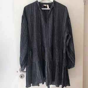 Klänning - Jättefin klänning från H&M i storlek xs (passar xs-L, alltså oversized), den är i nyskick, använd ca 2 gånger. Passar jättebra nu på hösten till ett par nylonstrumpor, den är lite tjockare i materialet. Nypris ca 400.