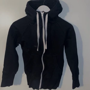 Tjock kofta med luva  - Bra kvalitet kofta, svart och med luva. Inget tunt material utan ganska varm och bekväm. Typ aldrig använd. 