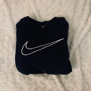 Nike tröja  - Min älskling sweatshirt! Skit skön och snygg! Från Nike! Köpte den i storlek M då jag ville ha den större. Använd fåtal gr och inget knotter eller något sånt