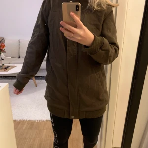 Lång bomberjacka  - Lång bomberjacka från stradivarius i storlek M. Tunt foder.