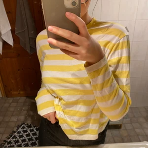 Fin randig tröja ifrån Bikbok  - Skön randig tröja o stolek XS men passar även i S säljs eftersom att den inte kommer till användning.                    Frakt står för köparen:) 