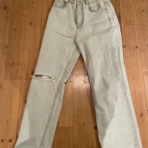 High waist 90s byxor pull and bear - Köpta begagnat men bara använt 2ggr då de blev lite för tight på mig. 
