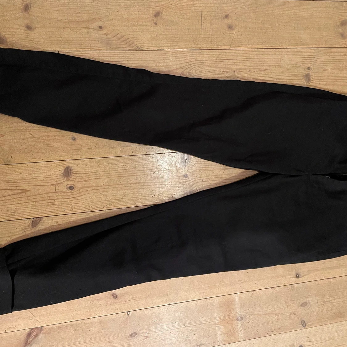 Svarta byxor från HM logg